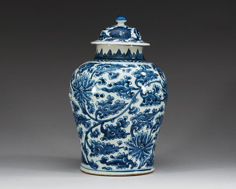 A blue and white jar with cover, Qing dynasty, Kangxi (1662-1722).