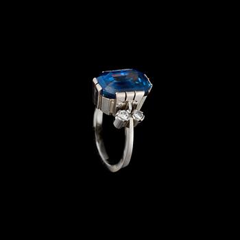 RING, 18K vitguld, safir, diamanter. T. Tillander 1980. Vikt ca 7,4 g.