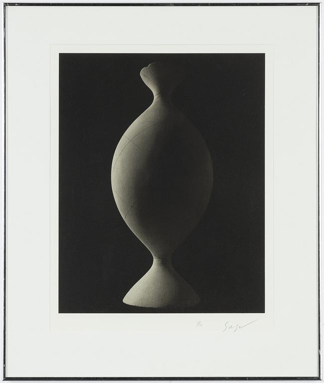 Hiroshi Sugimoto, ”Mathematical Form: Surface 0004”.