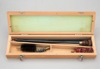 GEVÄRSTILLBEHÖR, bland annat 4 kikarsikten. 1900-tal.