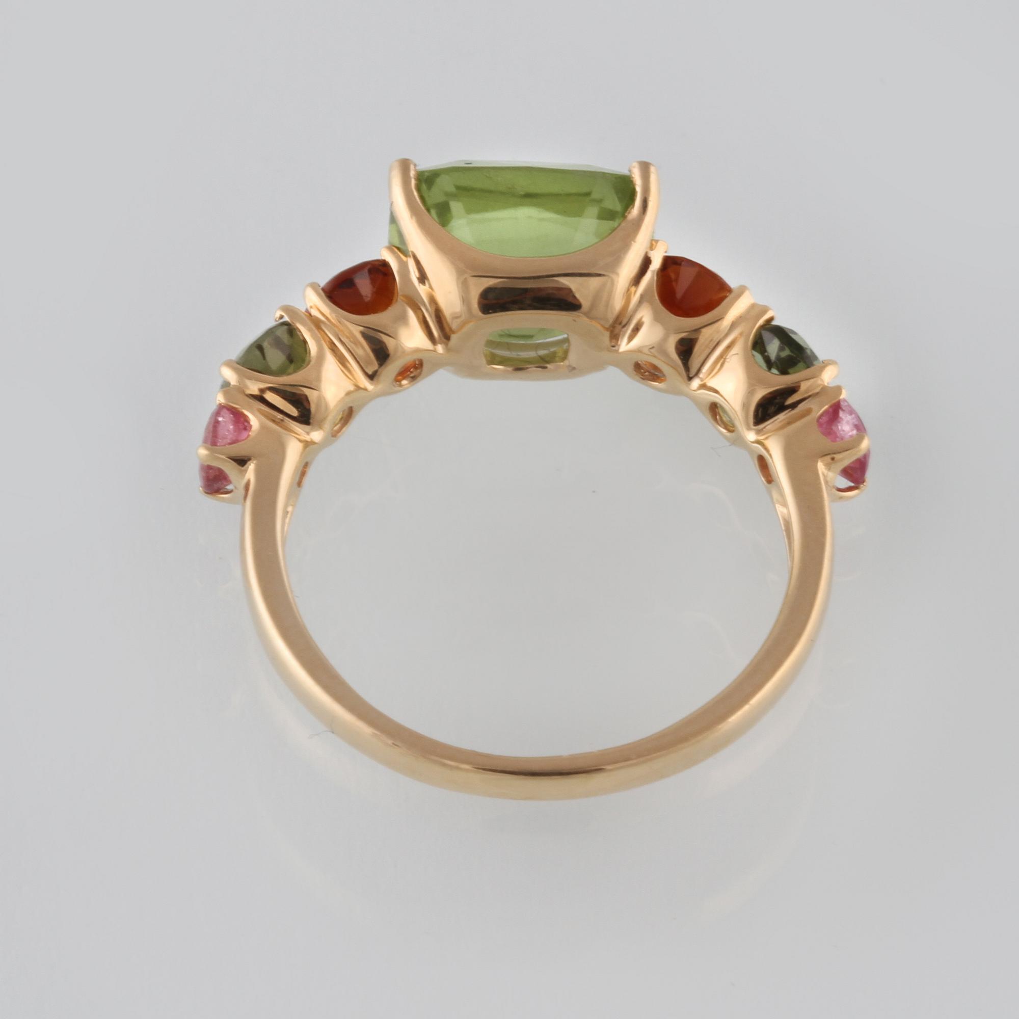 RING, 18K guld med fasettslipad peridot ca 3,02 ct samt turmaliner ca 1.25 ct. Vikt 3,7 gram.