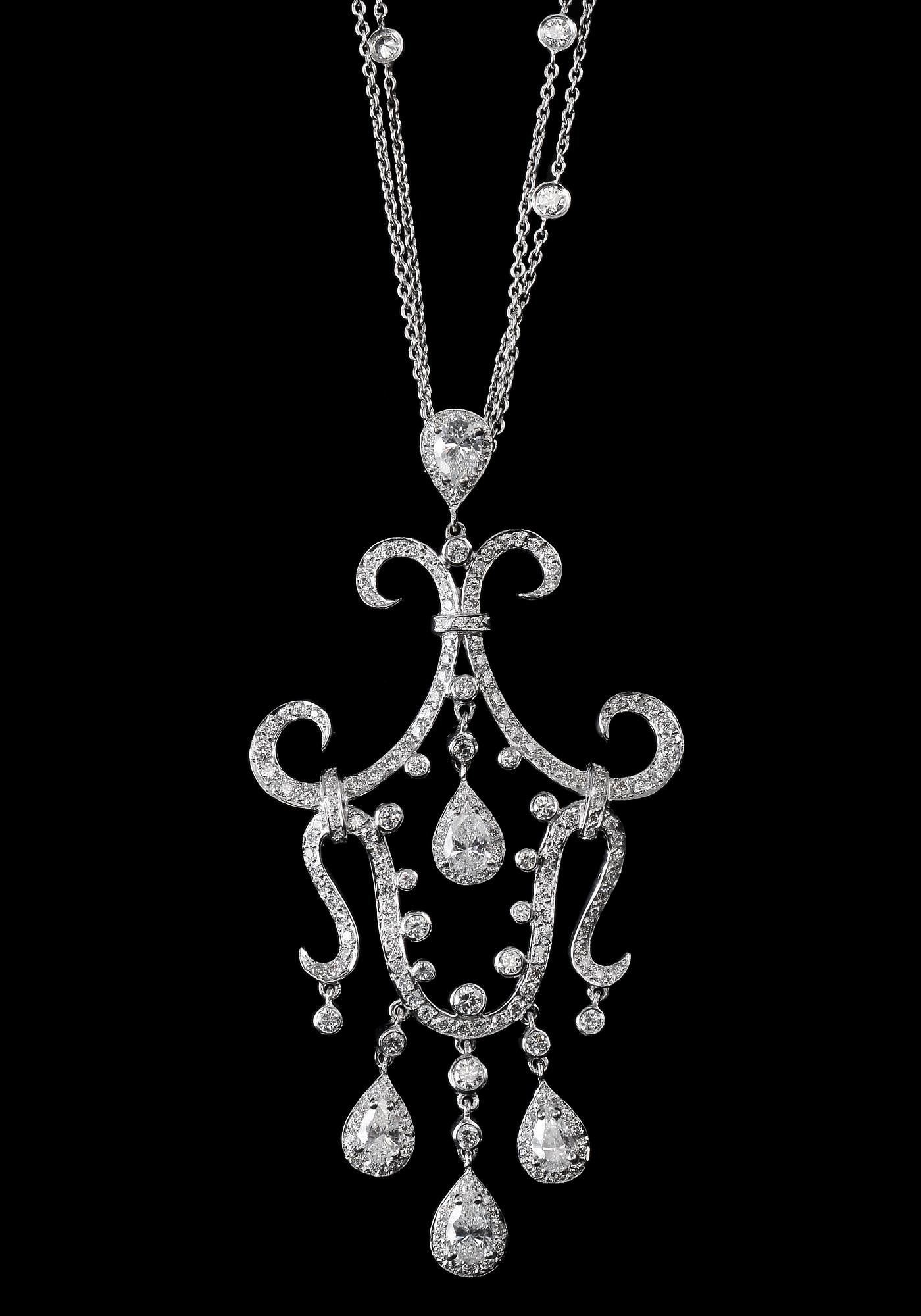 KAULAKORU, briljantti- ja pisarahiontaisia timantteja n. 2.65 ct. 18K valkokultaa. Paino 11,9 g.