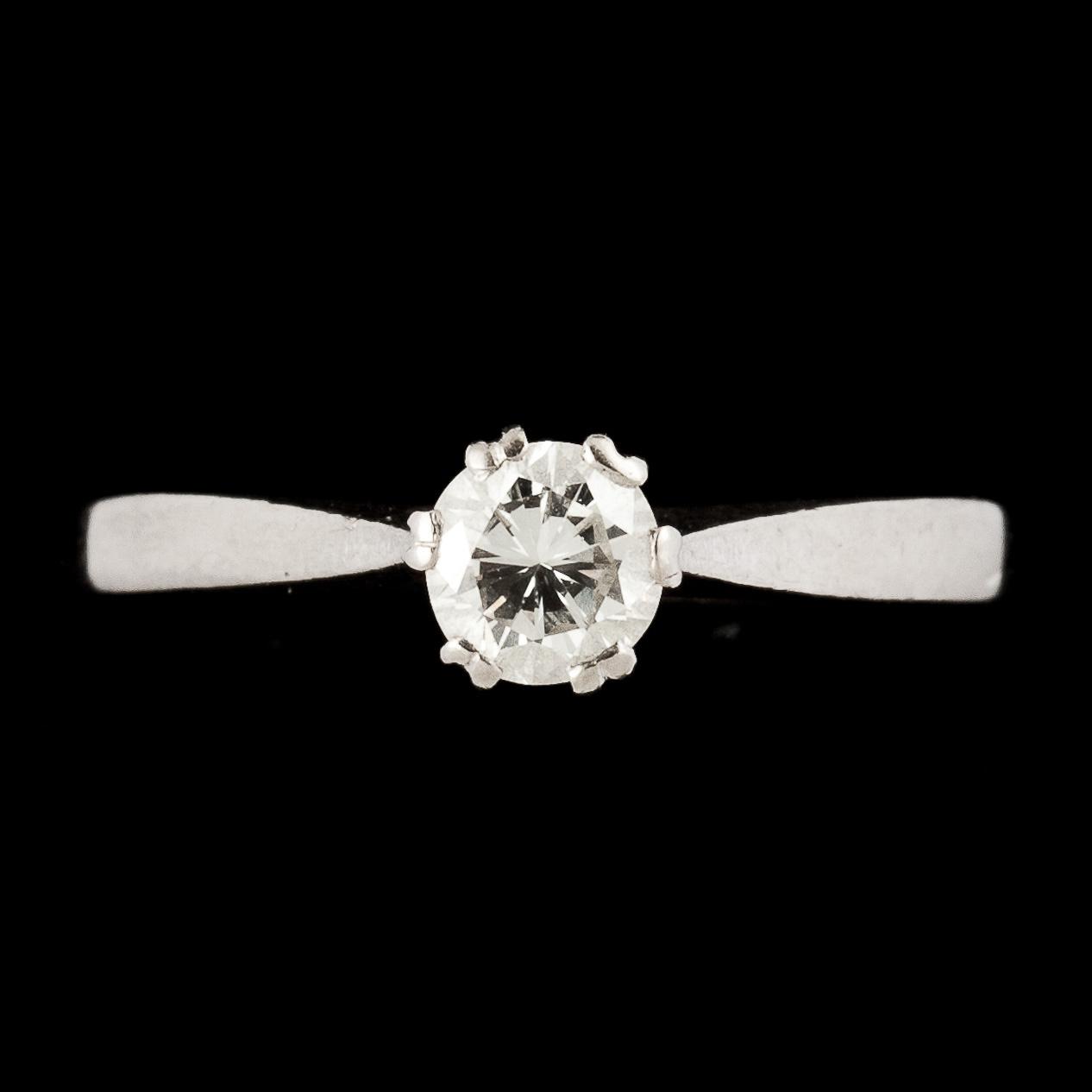 RING, 18k vitguld med briljantslipad diamant ca 0,38 ct. Vikt ca 2 g.