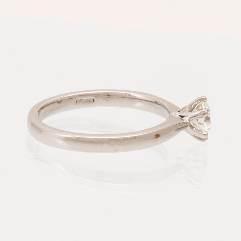 A 950 platinum solitaire ring set with a round brilliant cut diamond with GIA dossier, Vanbruun.