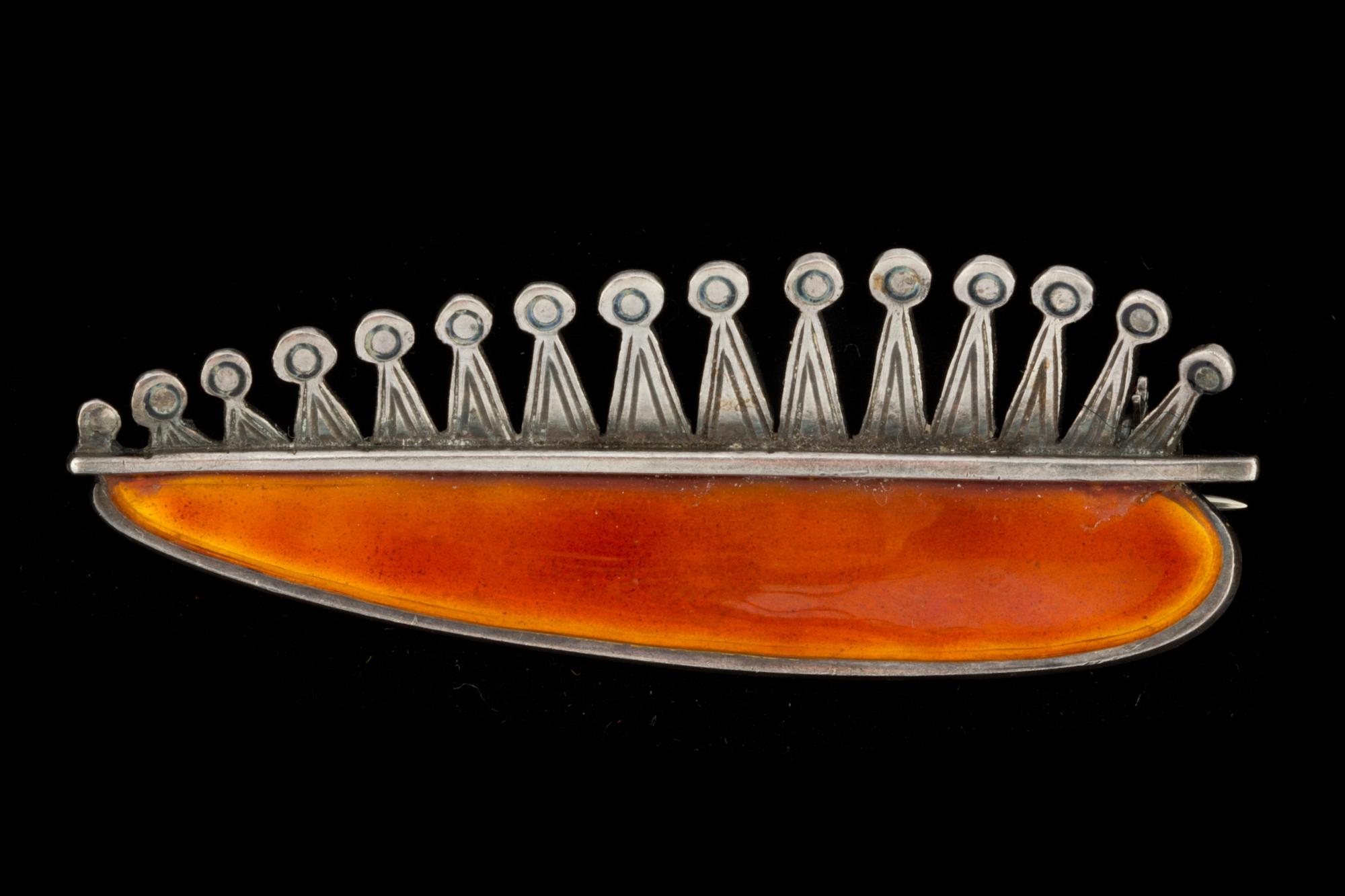 BROSCH, sterlingsilver med orange emajl, Borgila AB Atelier, Stockholm, 1957. Vikt ca 12 g.