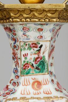VAS / BORDSLAMPA, porslin, Kina, 1900-tal.