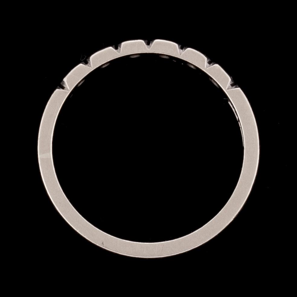 RING, 18k vitguld besatt med 6 små diamanter. Elon Arenhill, Malmö 1972. Vikt ca 3 g.