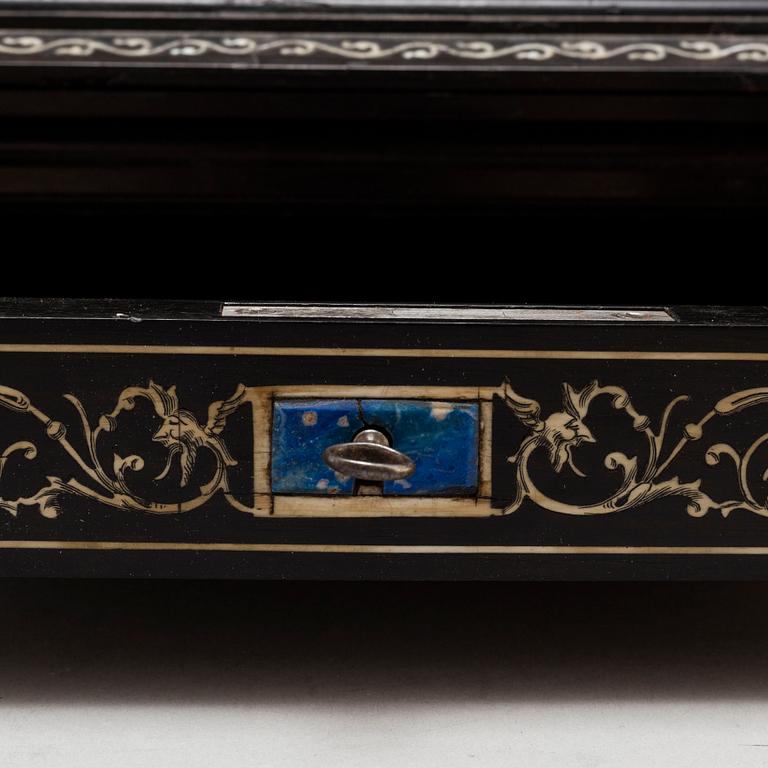 VITRINSCHATULL, 1800-tal.