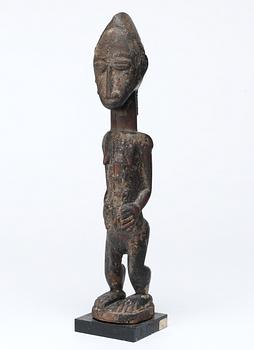 1139. FETISCH. Trä. Baoule-stammen. Côte d'Ivoire (Elfenbenskusten) omkring 1920-1930. Höjd 28 cm.