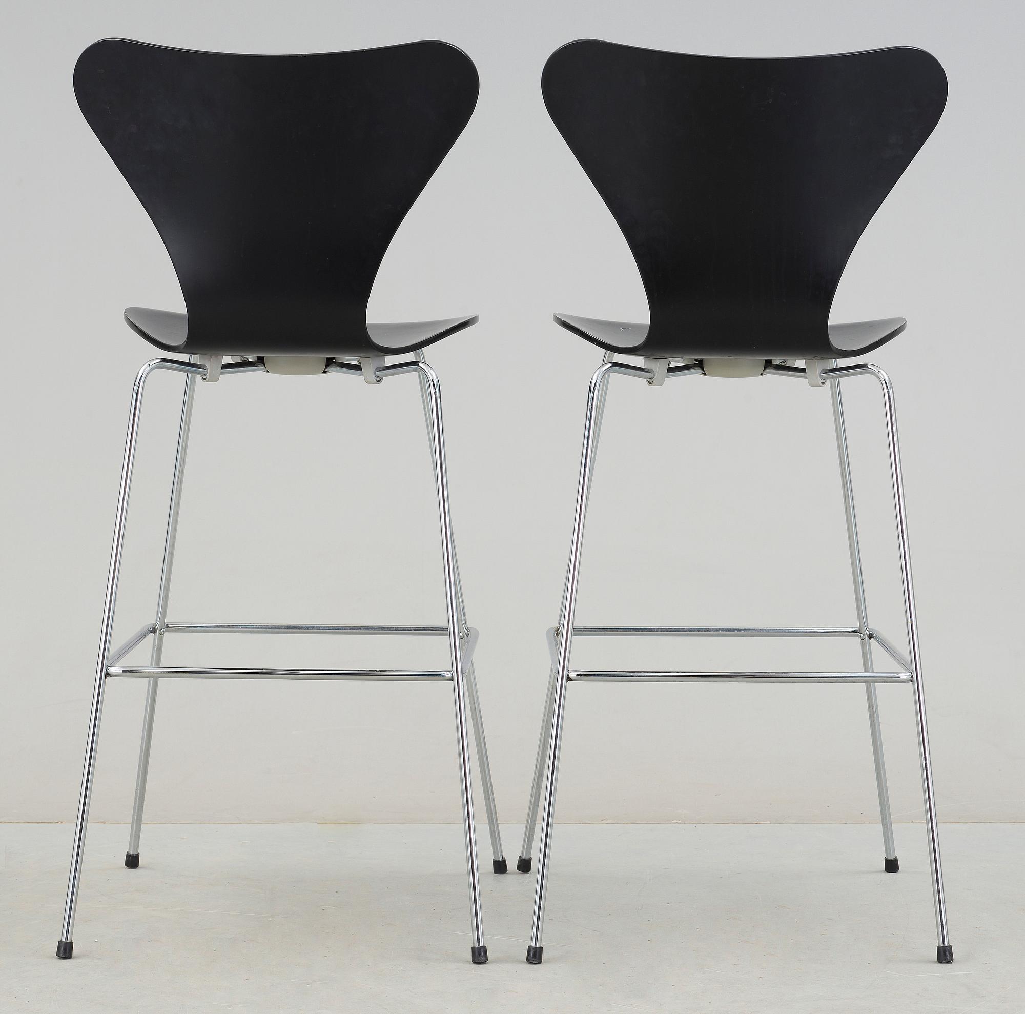 BARSTOLAR, ett par, "Sjuan", Arne Jacobsen för Fritz Hansen, 2006.