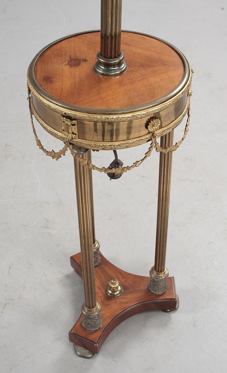 GOLVFOTOGENLAMPA, Louis XVI-stil, 1900-tal.