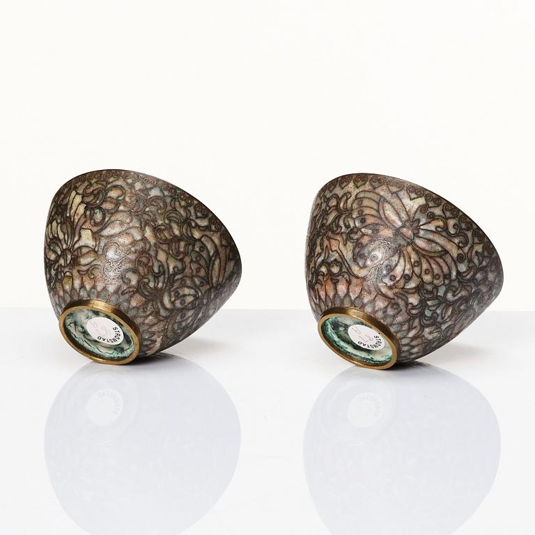 Koppar, ett par, cloisonne. Sen Qingdynasti.
