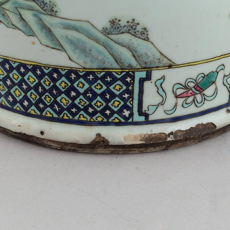 A famille verte floor vase, Qing dynasty, early 20th century.