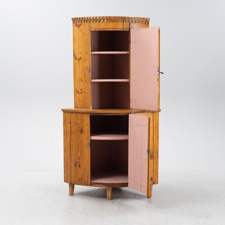 Hörnskåp, Gustavianskt provinsarbete, omkring år 1800.