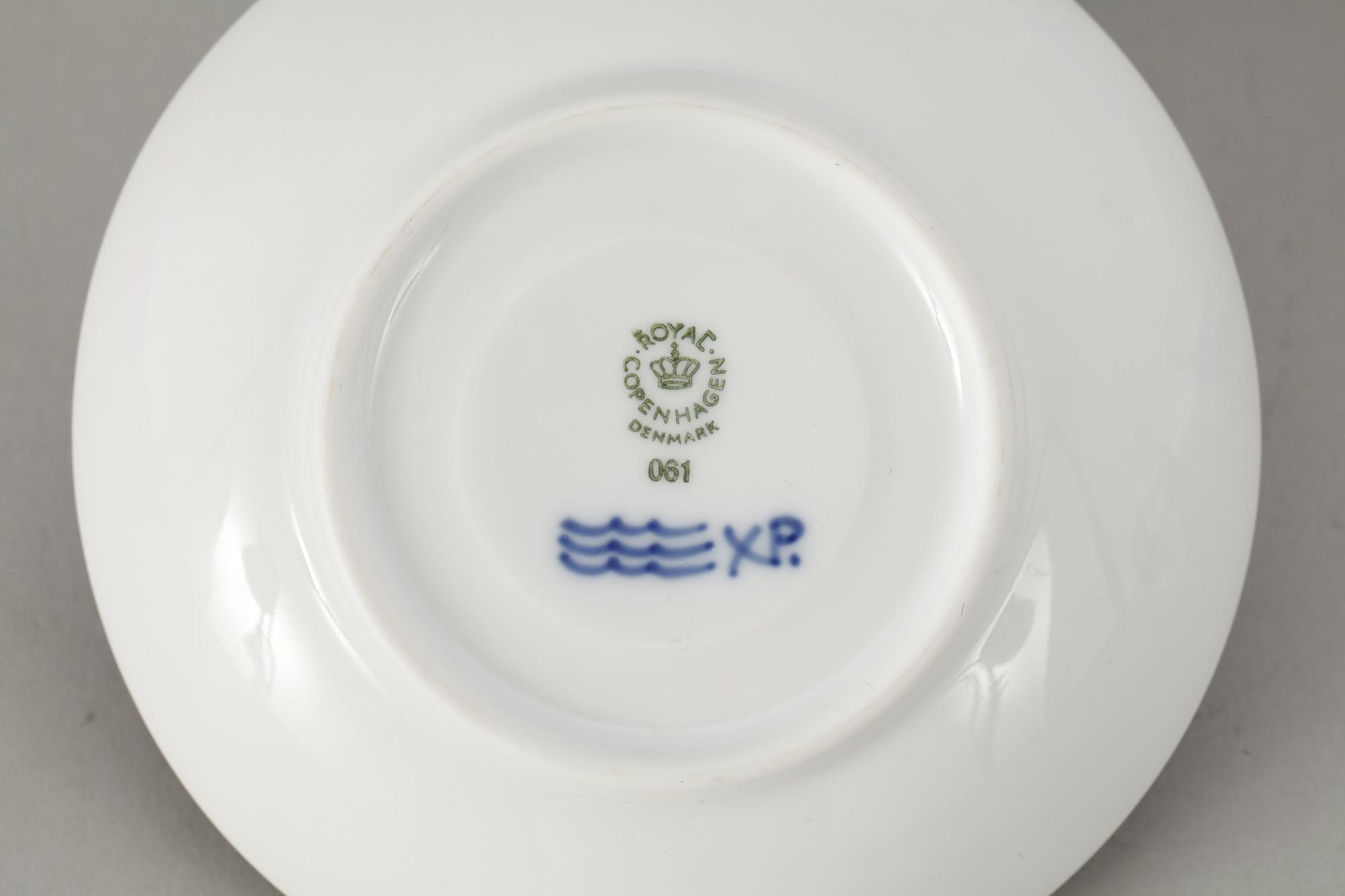 MAT- KAFFE- SAMT TESERVISDELAR, 84 delar, porslin, "Blå blomst", Royal Copenhagen, 1900-tal.