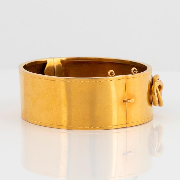 Armring 18K guld med en fasettslipad safir.