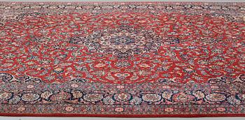 A carpet, semi-antique Kashan, ca 428,5 x 323,5 cm.