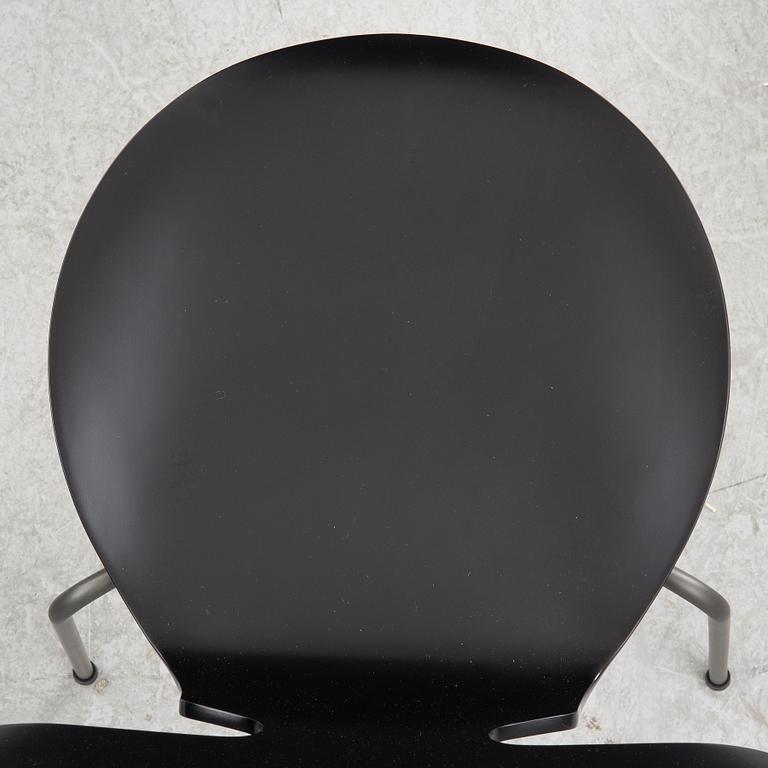 Arne Jacobsen, stolar, 4 st, "Myran", Fritz Hansen, Danmark, 1900-talets andra hälft resp 2024.