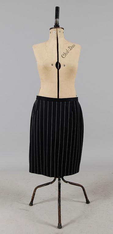 KJOLAR, 3 st, Escada by Margaretha Ley.