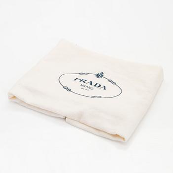 Prada, a 'Vitello Daino Tote' bag.