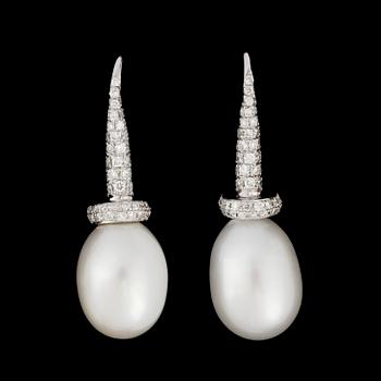 A pair of cultured fresh water pearl and brilliant cut diamond earrings, tot. 1.05 ct.