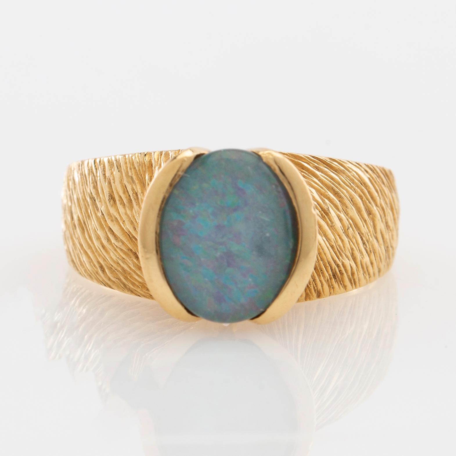 Ring 18K gold with an opal triplet.