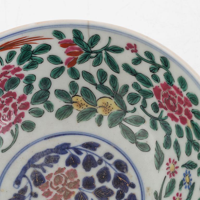 A Japanese imari verte bowl, Edo (1603-1868).