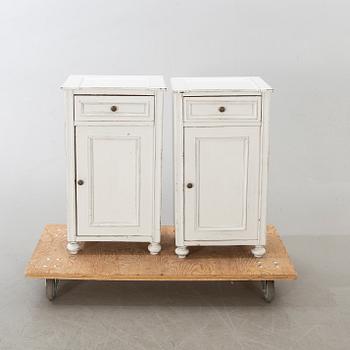 SÄNGBORD, ett par. Modern tillverkning.