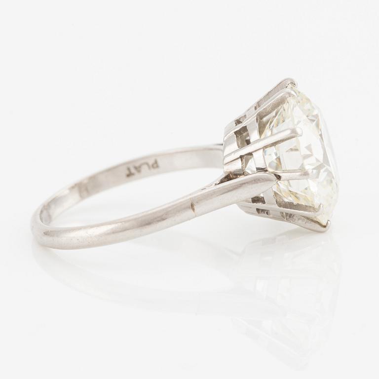 A ring in platinum with a round brilliant-cut diamond.