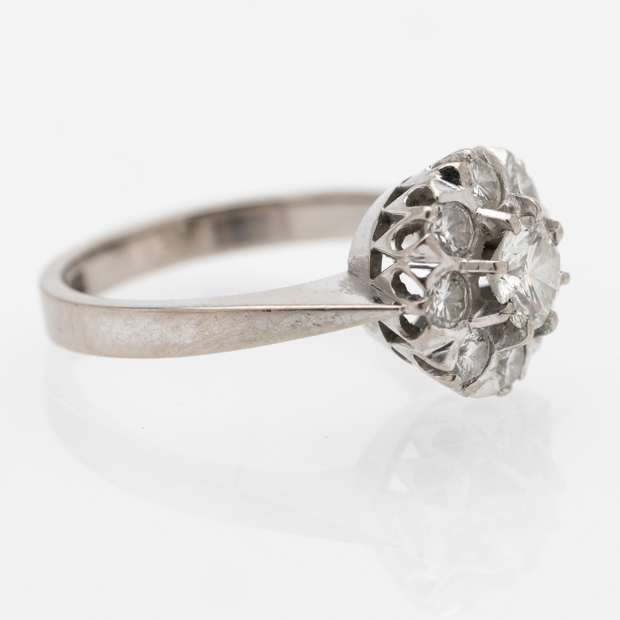 Ring Carmosé 18K vitguld med runda briljantslipade diamanter.