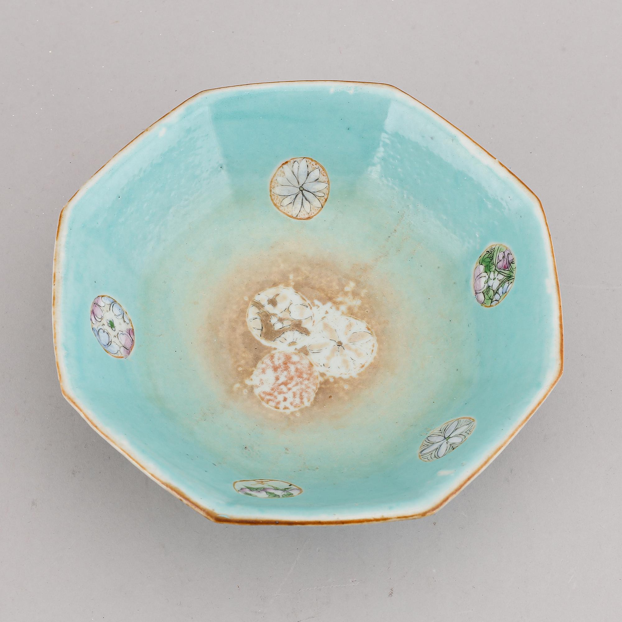 A famille rose and turquoise ground footed dish, Qing dynasty, late 19th century.