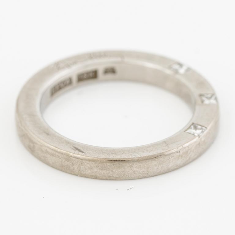 Efva Attling, ring, 'High & I love you on the side' 18K guld med prinsesslipade diamanter.