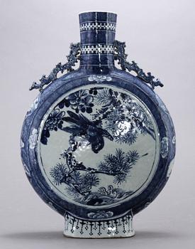 A large blue and white moon flask, late Qing dynasty.