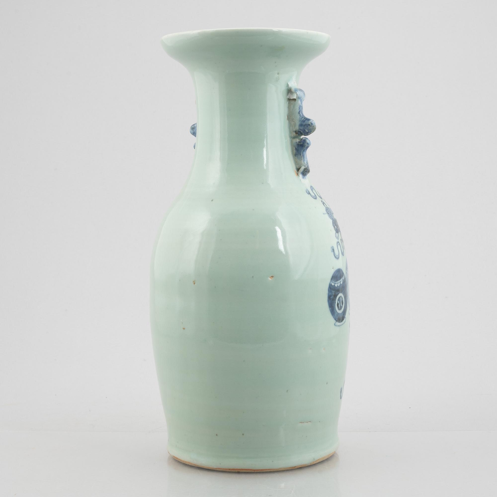 A porcelain vase, China, Qing dynasty, late 19th century.