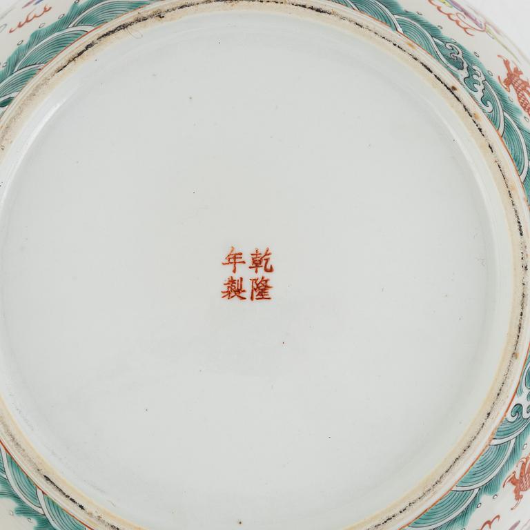 A famille rose 'dragon' bowl, late Qing dynasty/around 1900.