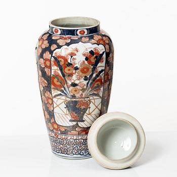 Prakturna med lock, porslin, Japan, Edo/Meiji, 1800-tal.