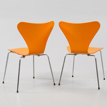 STOLAR, 2 st, "Sjuan", Arne Jacobsen, Fritz Hansen, Danmark, 1900-talets andra hälft.