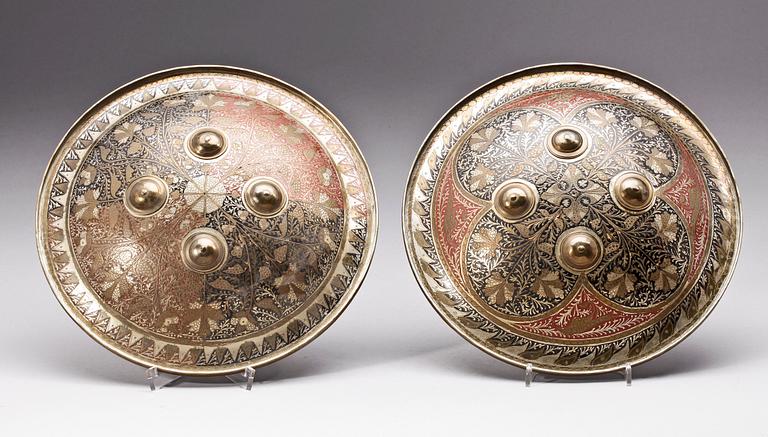 PRYDNADSSKÖLDAR, ett par, metall, 1800/1900-tal.