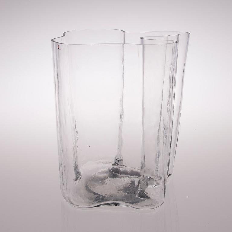 A 1950s/1960s vase signed Alvar Aalto.