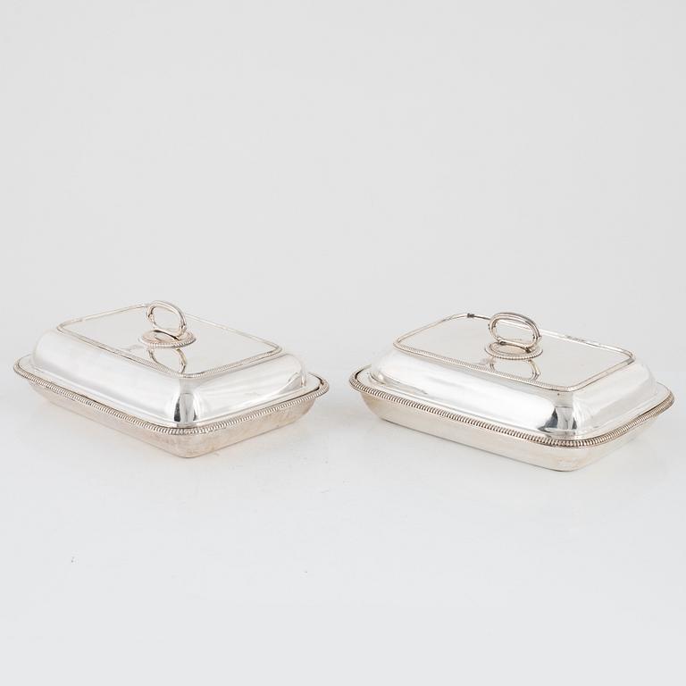 A pair of silver plated serving dishes with covers, first half of the 20th Century.