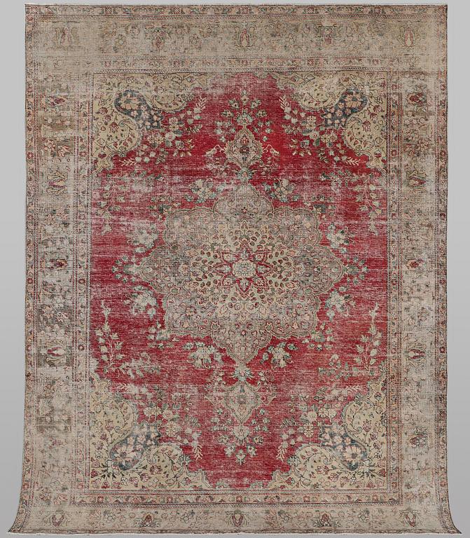 An oriental vintage design carpet, c. 335 x 240 cm.