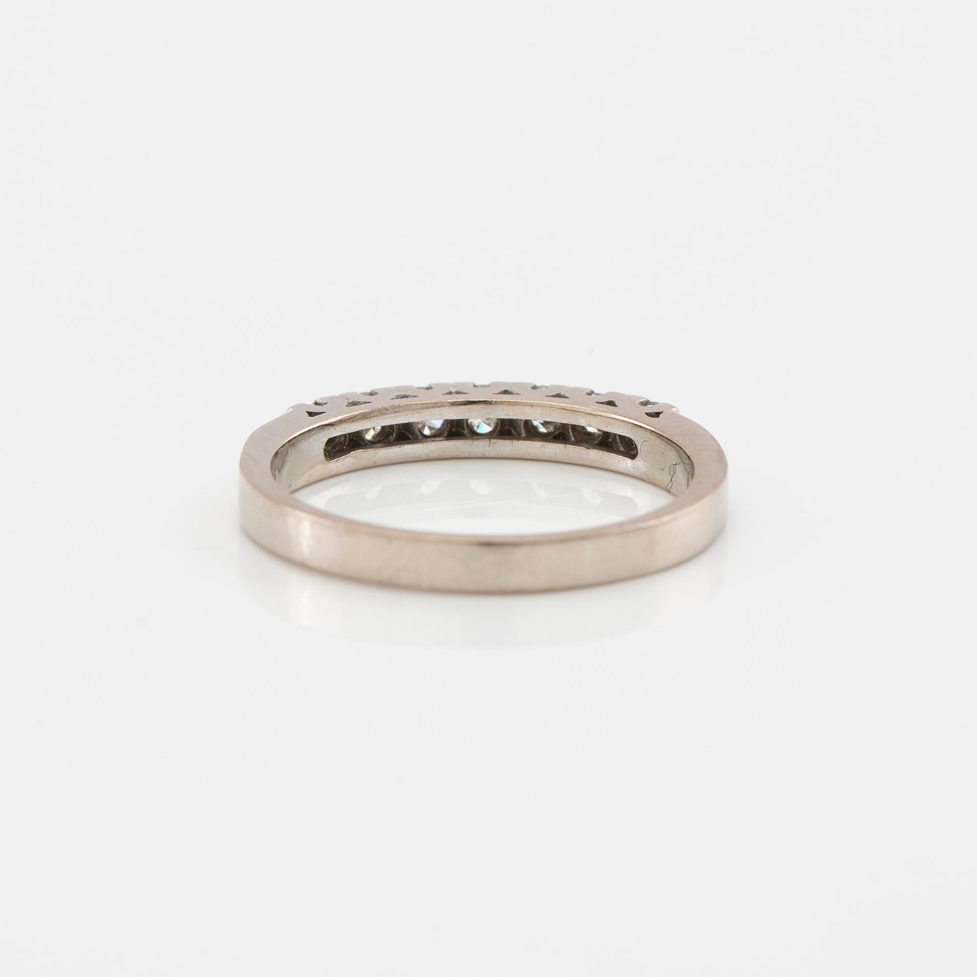 Ring halvallians 18K vitguld med runda briljantslipade diamanter.
