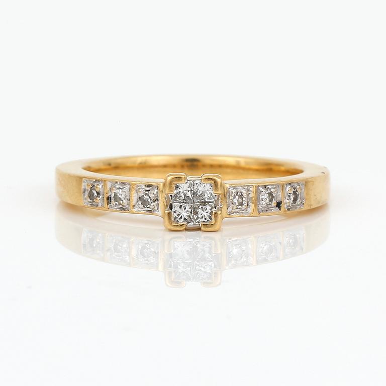 RING, 18K guld med åttkant och prinsesslipade diamanter, tot ca 0,26 ct. Total vikt ca 5,49 g.