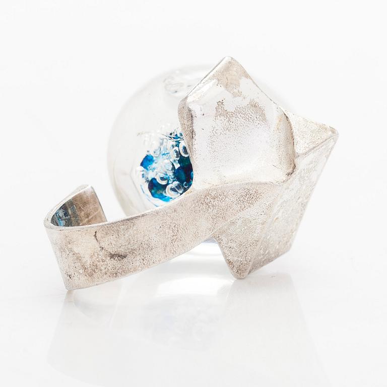 Björn Weckström, Ring "Förstelnad sjö", sterlingsilver och akryl, Lapponia 1973.