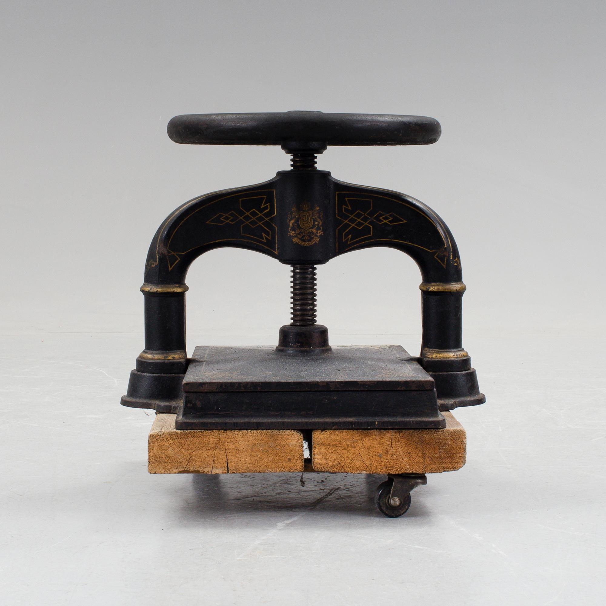 PLANT PRESS / BOOK PRESS, cast iron, around the year 1900.
