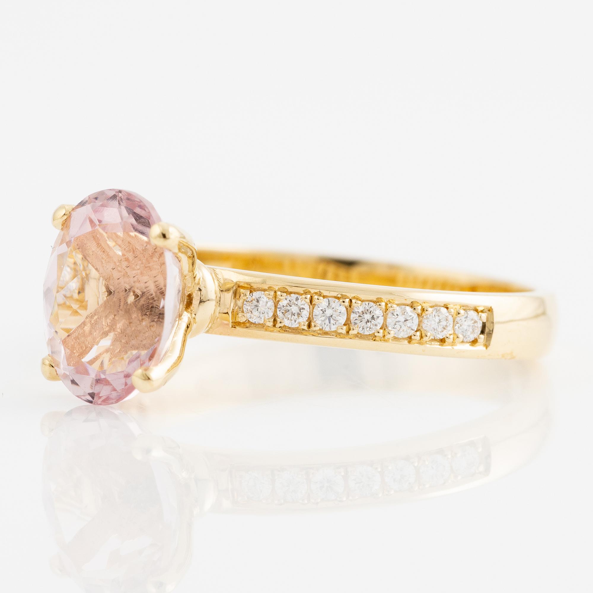 Ring 14K guld med morganit och briljantslipade diamanter.