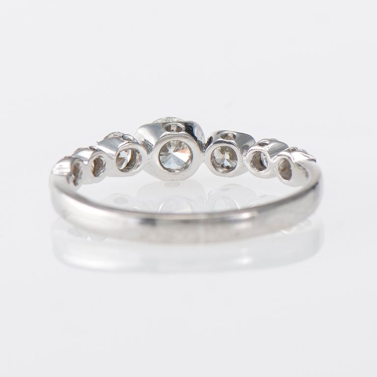 RING, 18K vitguld, briljantslipade diamanter. Manu-Koru, Helsingfors. Vikt ca 2,4 g.