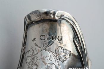 VINKANNA, sterling silver E & J Barnard London 1866. Höjd 35 cm, vikt 1322 g.