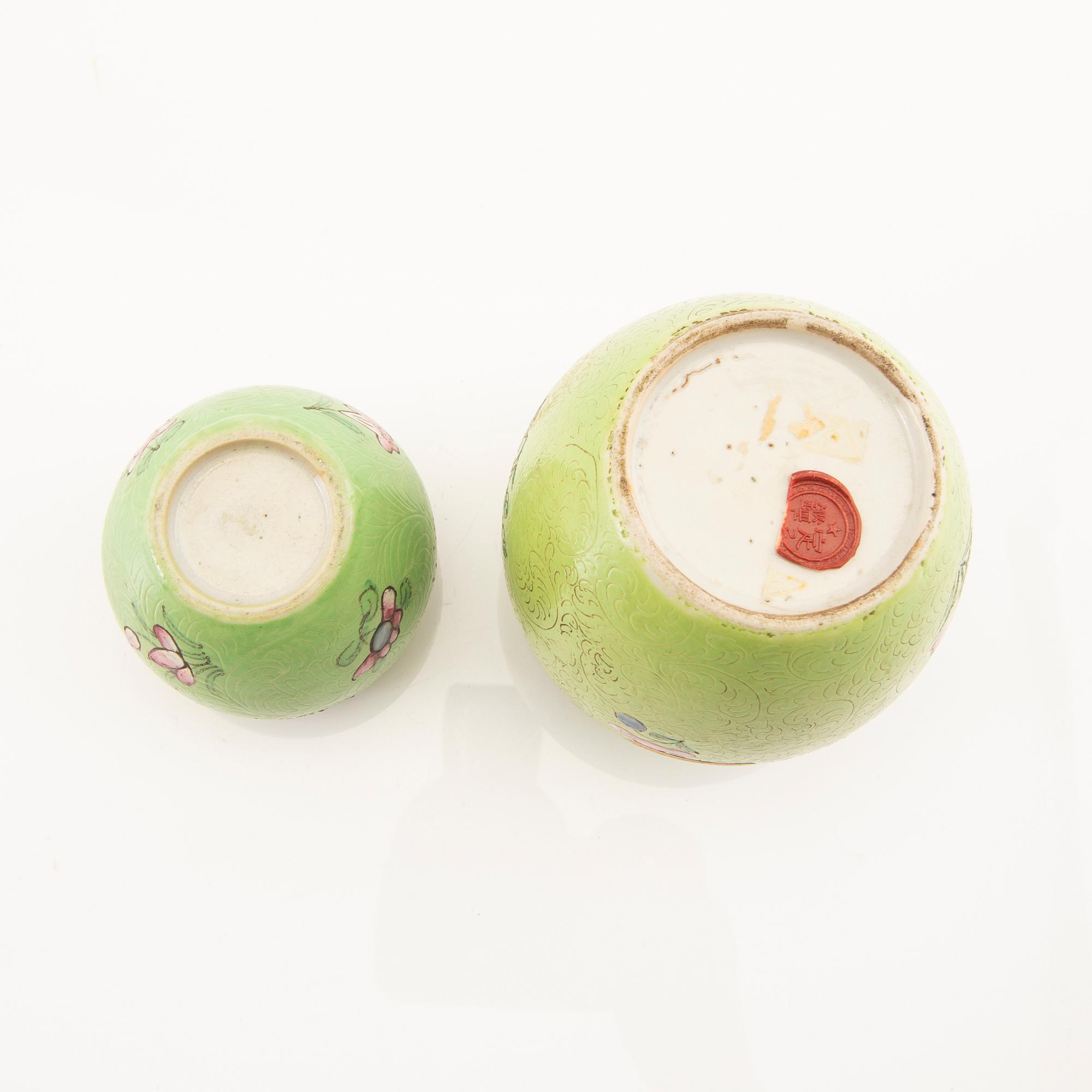 Urnor, två stycken, porslin, Kina, omkring 1900.