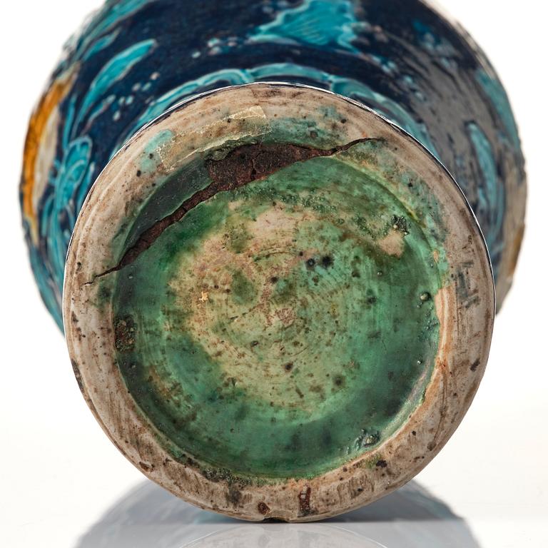 A fahua meiping vase, Ming dynasty (1368-1644).